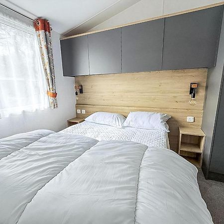 Beautiful Caravan With Decking At Azure Seas In Suffolk, Sleeps 6 Ref 32004Az Lowestoft Exterior foto