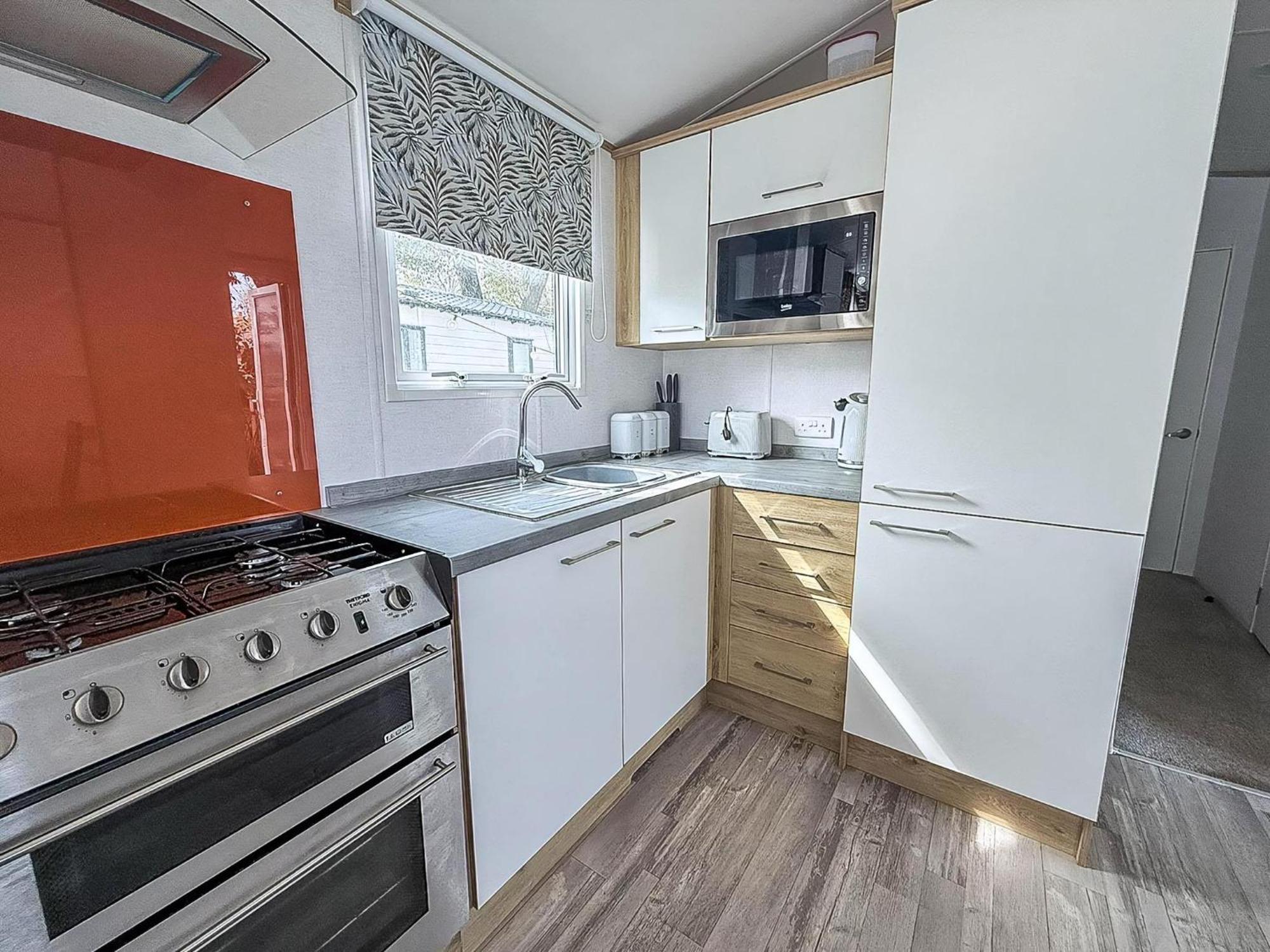 Beautiful Caravan With Decking At Azure Seas In Suffolk, Sleeps 6 Ref 32004Az Lowestoft Exterior foto